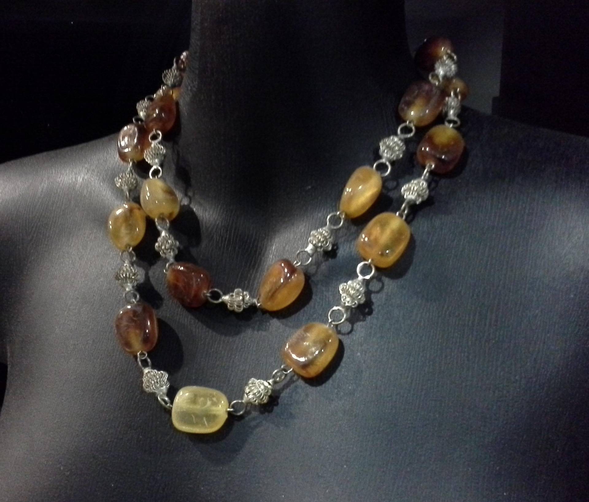 Antike Lange Silber & Cognac Harz Perlenkette 89 cm Antike Lange Silber & Cognac Harz Perlenkette 89 cm von CoolVintageCulture