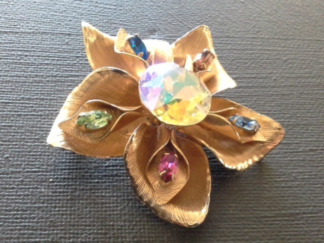 Riesige 6 cm Joseph Warner Gold Tone & Rainbow Kristallglas Designer Blumen Brosche Pin Signiert von CoolVintageCulture