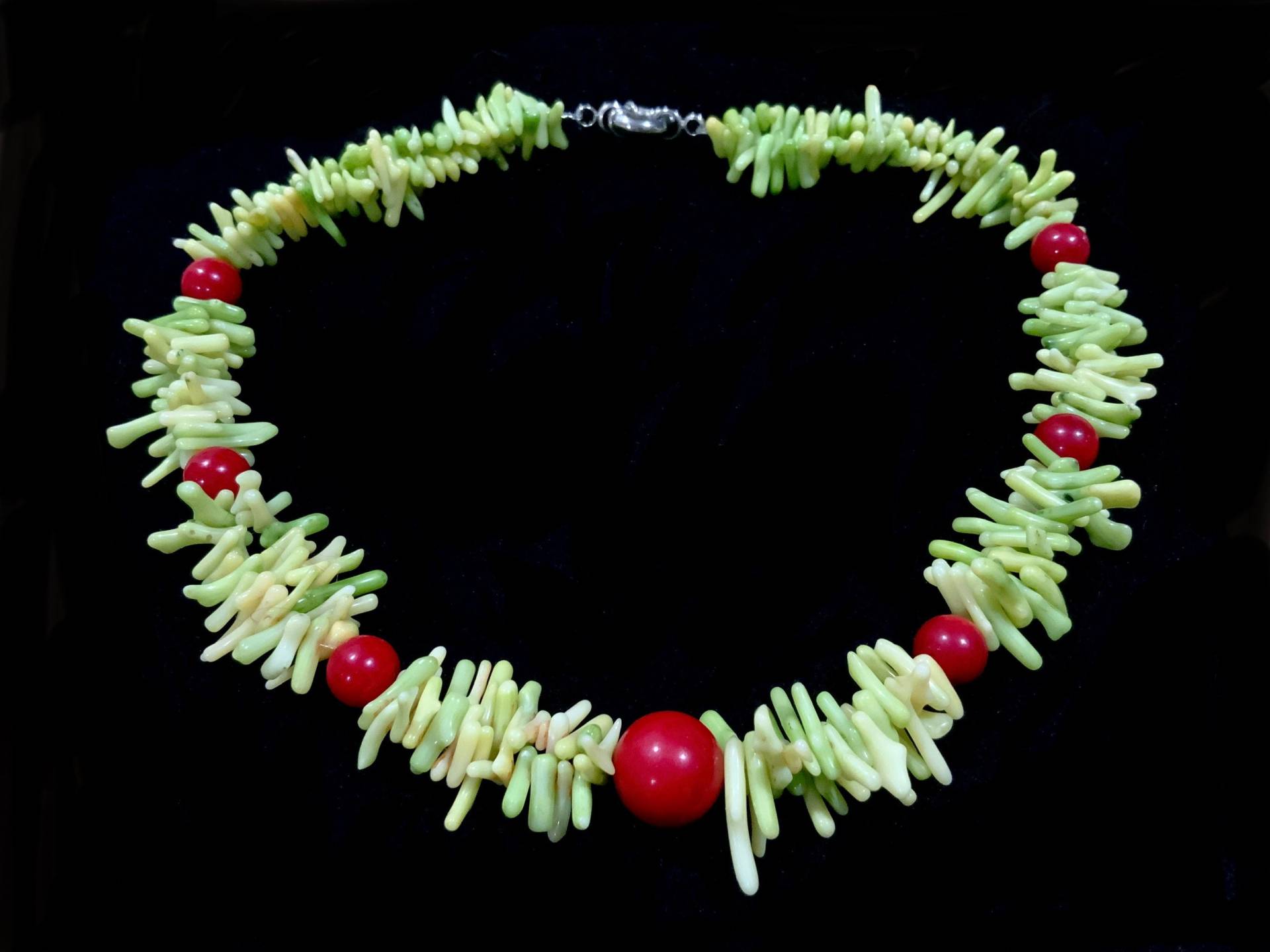Vintage Grün & Rot Korallen Zweig Perlenkragen Halskette 44 cm 68 Gramm Vintage Grün & Rot Korallen Zweig Perlenkragen Halskette 44 cm 68 Gramm von CoolVintageCulture
