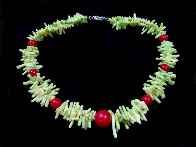 Vintage Grün & Rot Korallen Zweig Perlenkragen Halskette 44 cm 68 Gramm von CoolVintageCulture