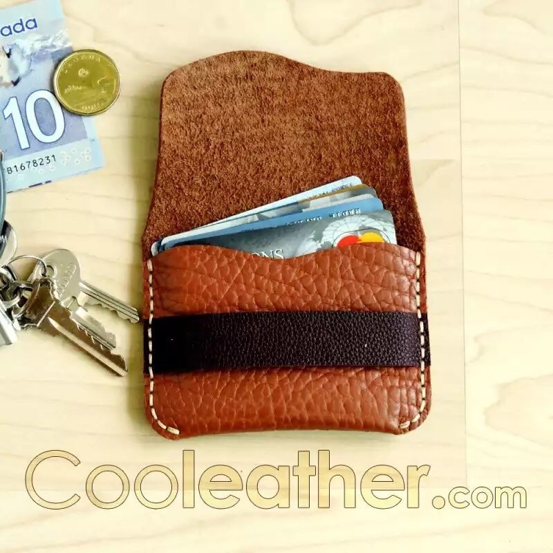 Hand Genähte Tan Leder Kreditkarteninhaber Und Brieftasche Hand Genähte Tan Leder Kreditkarteninhaber Und Brieftasche von Cooleather