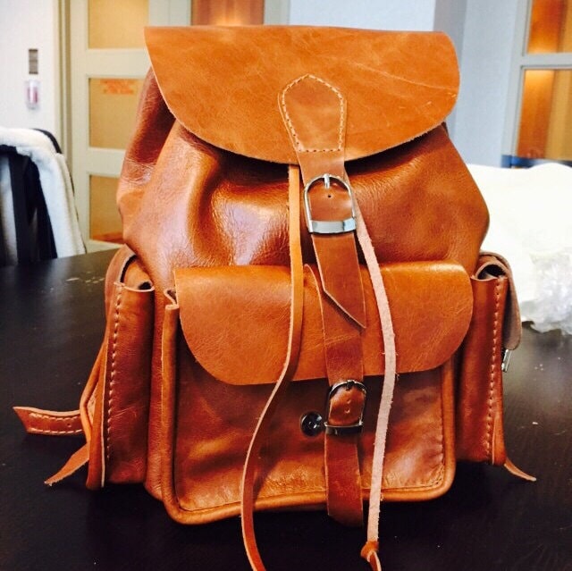 Mymate Mini - Handgenähter Lederrucksack Mit Drei Taschen Mymate Mini - Handgenähter Lederrucksack Mit Drei Taschen von Cooleather