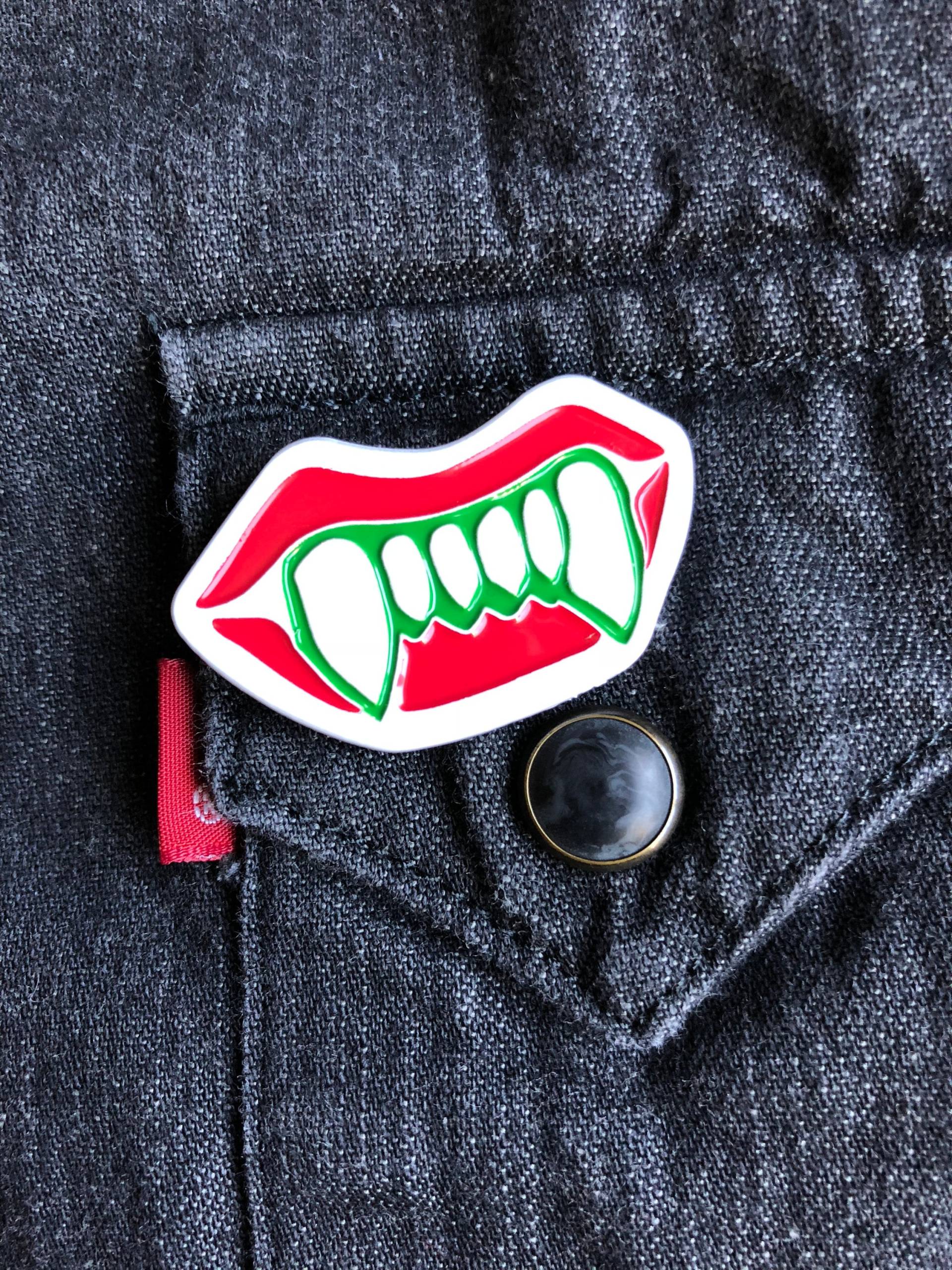 Reißzähne Emaille Pin Reißzähne Emaille Pin von CoolectricCreations
