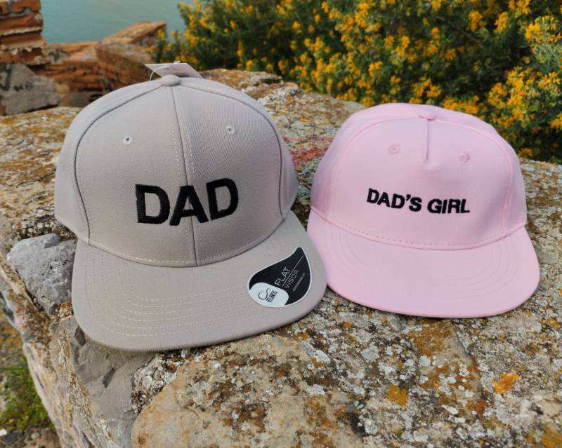 Papas Mädchen | Passende Hüte Set Aus Zwei Snapback-Caps Für Erwachsene Und Kinder Oder Babys Maschinell Bestickt Verstellbarer Verschluss von Coolembroideredgifts