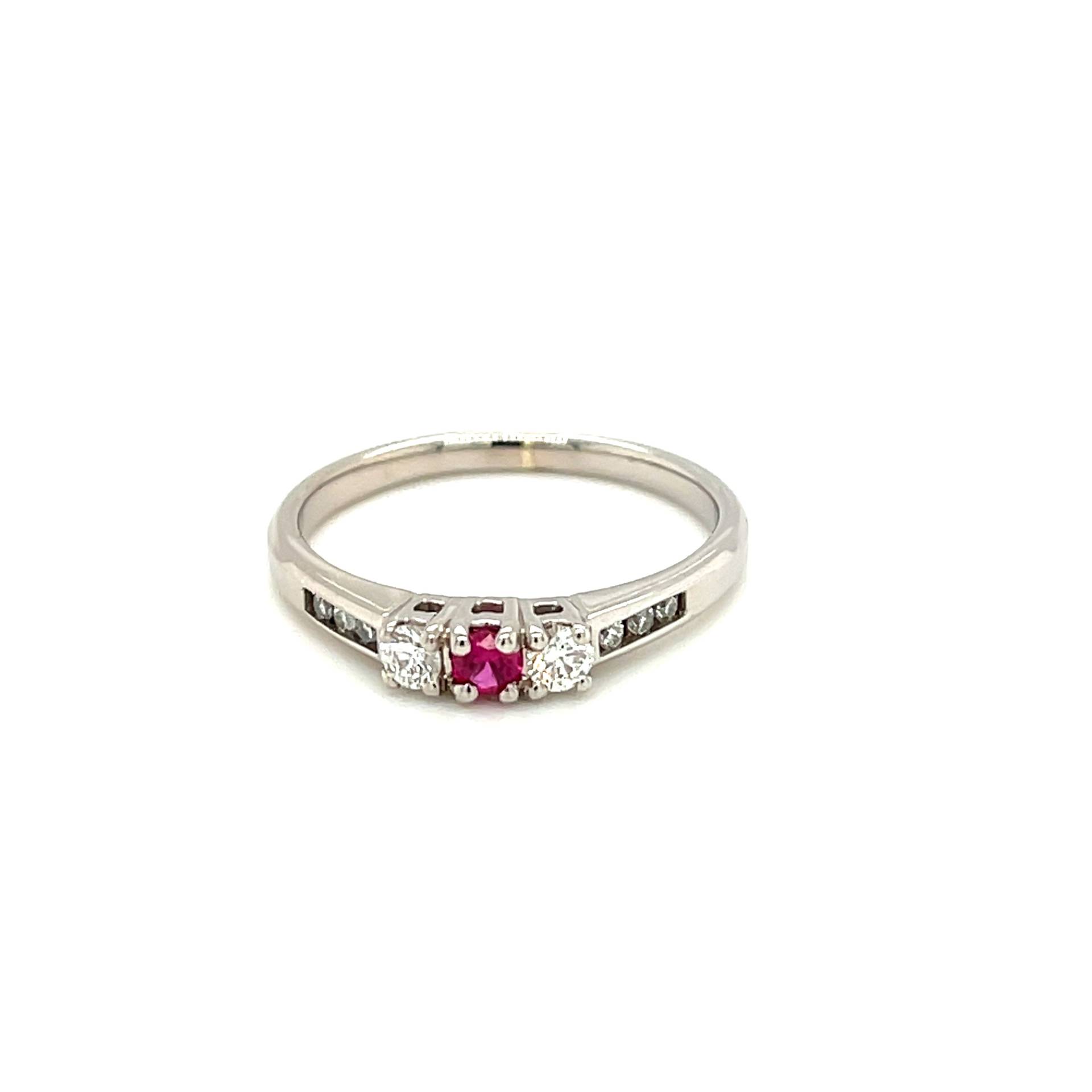 18Ct Weißgold 1/4Ct Diamant Und Rubin Zentrum 3 Stein Ring, Trilogie Stil Kanal Set Schultern, , Uk Markenzeichen, Größe N von Coolrocksjewellery