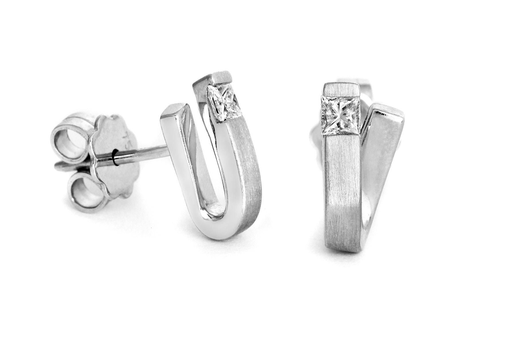 18Ct Weißgold Diamant Ohrstecker, Set Mit Princess Cut Diamanten, Poliert Und Satin Finish, Schmetterling, Uk Markenzeichen 18Ct Weißgold Diamant Ohrstecker, Set Mit Princess Cut Diamanten, Poliert Und Satin Finish, Schmetterling, Uk Markenzeichen von Coolrocksjewellery