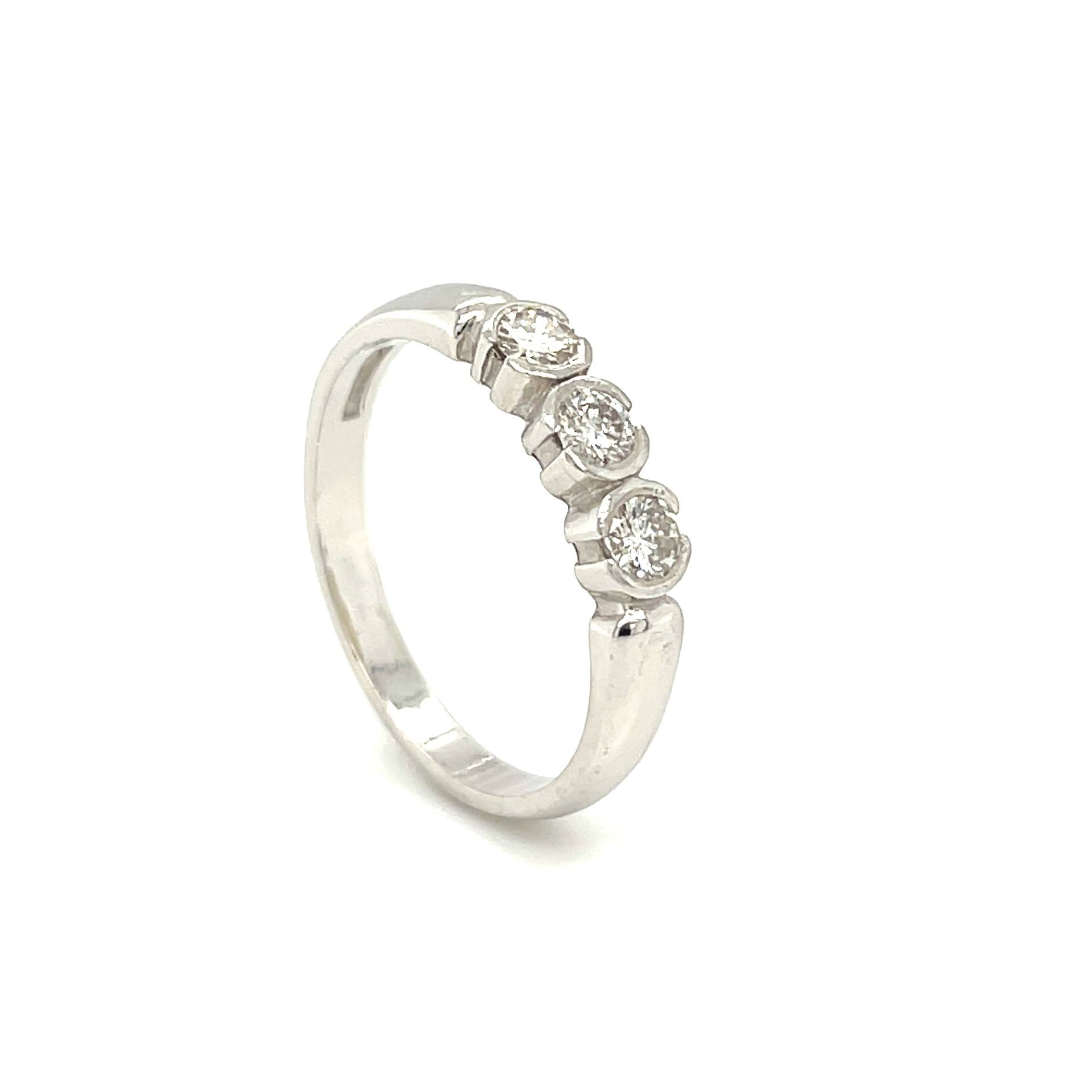 Vor-Besitz 18Ct Weißgold Trilogie Diamant Rub-Over Ring, Gewicht 0, 33 Ct, Uk Hallmark, Handgemachte Größe O von Coolrocksjewellery