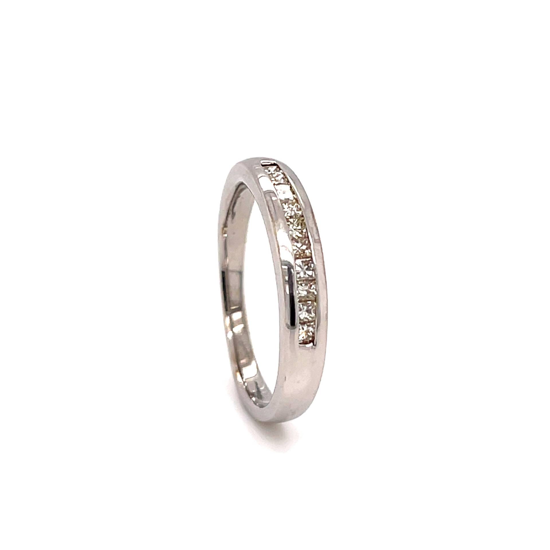 Vor-Besitze 9Ct Weißgold, Kanal Set Prinzessin Geschnitten Diamant-Ring, Breite 3mm, Diamant Gewicht 0, 25 Ct, Uk Markenzeichen, Handgefertigt Vor-Besitze 9Ct Weißgold, Kanal Set Prinzessin Geschnitten Diamant-Ring, Breite 3mm, Diamant Gewicht 0, 25 Ct, Uk Markenzeichen, Handgefertigt von Coolrocksjewellery