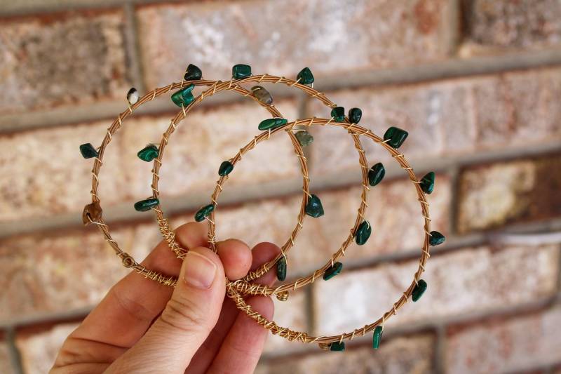 Handgemachter Armreif Aus Steinsplittern Upcycled Gitarrensaiten-Armband von CooperAndCoNash