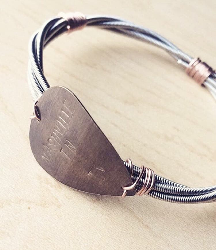 Personalisiertes Plektrum Armband Benutzerdefinierte Messing & Bass String Schmuck von CooperAndCoNash