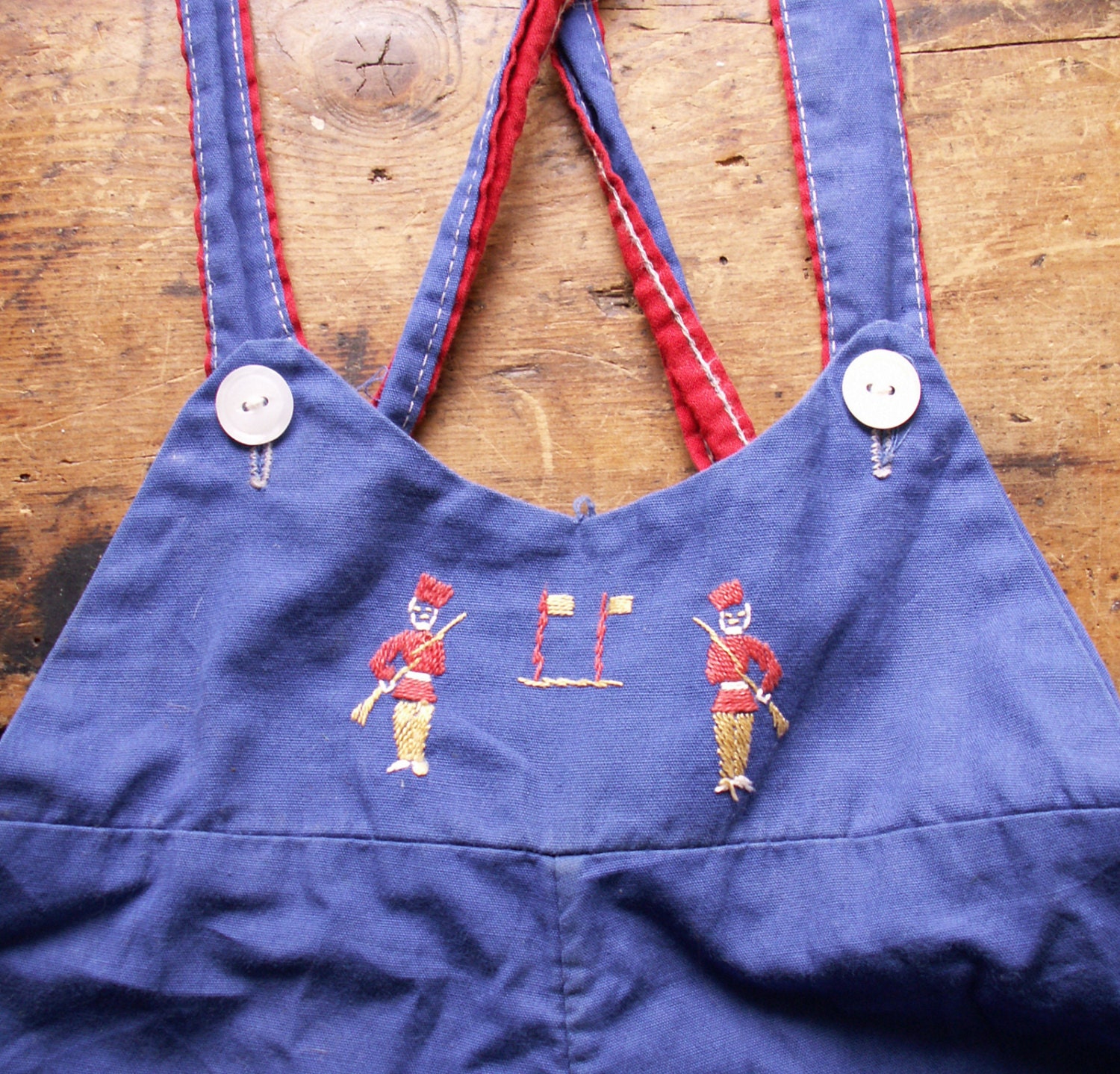 Vintage Baby Jungen Blau Overall Strampler Mit Spielzeugsoldat Stickerei von CopperAndTin