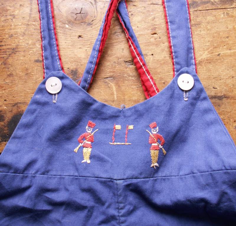 Vintage Baby Jungen Blau Overall Strampler Mit Spielzeugsoldat Stickerei von CopperAndTin