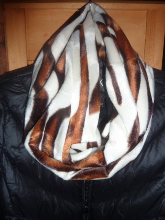 Tiger Faux Pelz Infinity Schal, Soft, Braunweiß, Unter 30 Geschenk, Etsy Kinder von CopperBugCompany