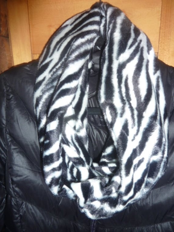 Zebra Kunstfell Schlauchschal, Weich, Schwarz Weiß, Streifen, Unter 30 Geschenk, Etsy Kids von CopperBugCompany