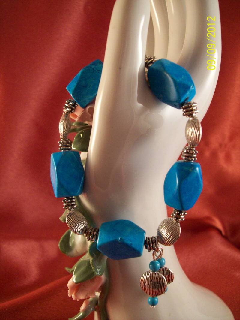 Faux Türkis Und Silber Stretch Armband Mit Anhänger von CopperCreekVintage