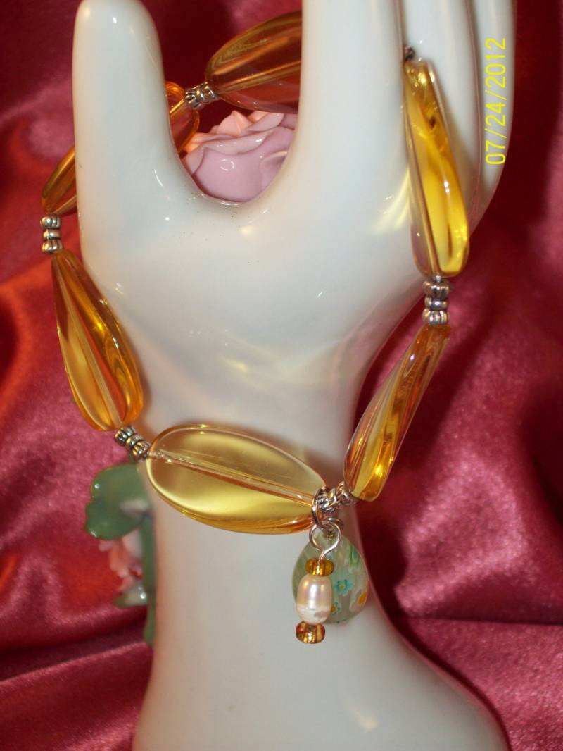 Gelbes Twist Glasperlenarmband Mit Geschmolzener Glasperle von CopperCreekVintage