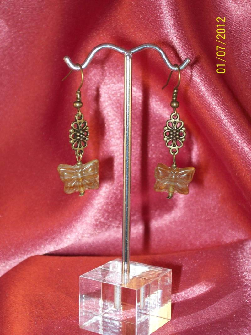 Messingfarbene Ohrringe Mit Braunem Zuckerschmetterling von CopperCreekVintage