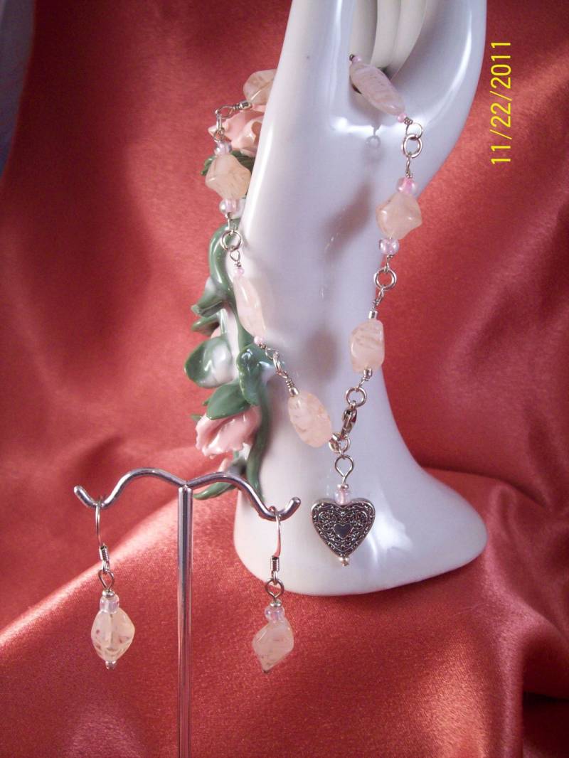 Rosa Glas Swirl Wire Wrapped Sweetheart Perlen Armband Und Ohrringe Set von CopperCreekVintage