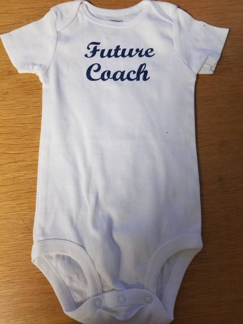 Personalisierter Baby-Body Zukunftscoach, Teamfarben-strampler Personalisierter Baby-Body Zukunftscoach, Teamfarben-strampler von CopperPennyDE