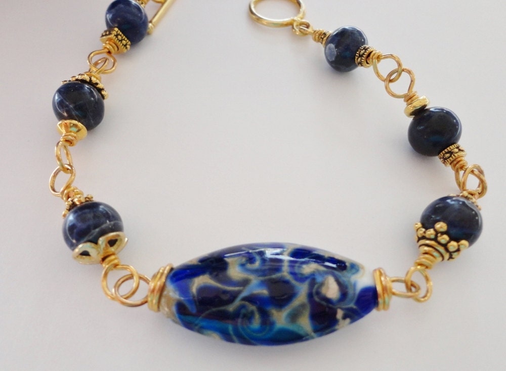 Blaues Armband, Goldenes Blaue Edelsteine, Einzigartig, Drahtarmband, Boho-Stil, Geschenkideen, Strandthema, Strandarmband, Keramik Blaues Armband, Goldenes Blaue Edelsteine, Einzigartig, Drahtarmband, Boho-Stil, Geschenkideen, Strandthema, Strandarmband, Keramik von CopperTulipDesigns