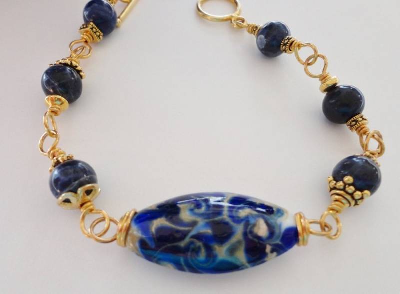 Blaues Armband, Goldenes Blaue Edelsteine, Einzigartig, Drahtarmband, Boho-Stil, Geschenkideen, Strandthema, Strandarmband, Keramik Blaues Armband, Goldenes Blaue Edelsteine, Einzigartig, Drahtarmband, Boho-Stil, Geschenkideen, Strandthema, Strandarmband, Keramik von CopperTulipDesigns