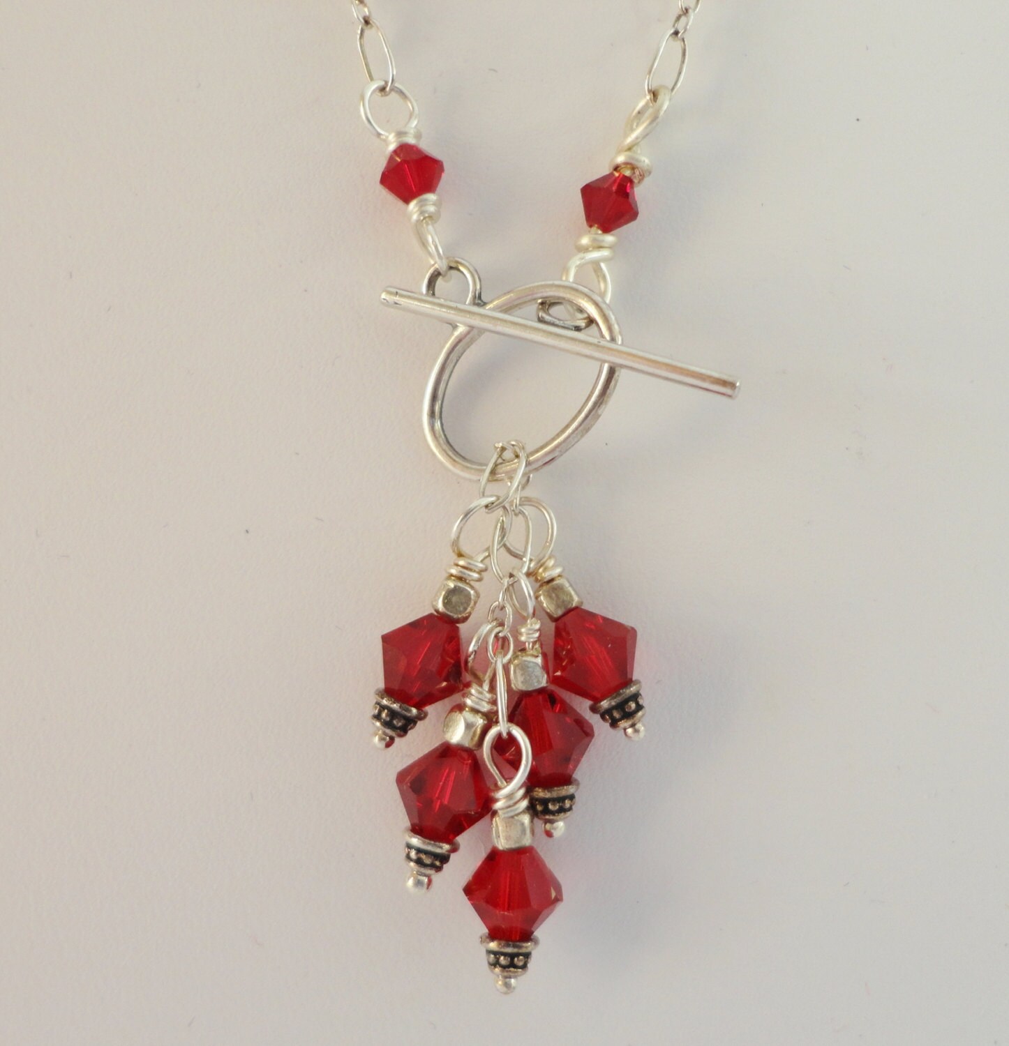 Cluster Halskette, Red Swarovski Cluster, Rot Baumeln, Verschluss Vorne, Geschenkidee, Hochzeit, Brautjungfern, Zierliche Sterling Silber Cluster Halskette, Red Swarovski Cluster, Rot Baumeln, Verschluss Vorne, Geschenkidee, Hochzeit, Brautjungfern, Zierliche Sterling Silber von CopperTulipDesigns