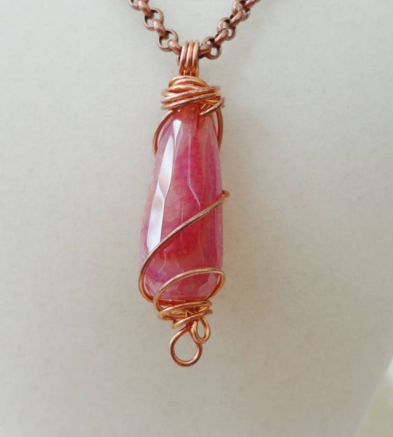 Edelsteinanhänger, Steinanhänger, Steinkette, Geschenkartikel, Dunkelrosa Anhänger, Edelsteinkette Edelsteinanhänger, Steinanhänger, Steinkette, Geschenkartikel, Dunkelrosa Anhänger, Edelsteinkette von CopperTulipDesigns