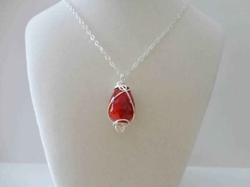 Edelsteinanhänger, Umwickelter Stein, Dunkelrosa Steinkette, Geschenkartikel, Beerenanhänger, Facettierter Edelstein, Tränenabschnitt, Boho-Stil Edelsteinanhänger, Umwickelter Stein, Dunkelrosa Steinkette, Geschenkartikel, Beerenanhänger, Facettierter Edelstein, Tränenabschnitt, Boho-Stil von CopperTulipDesigns