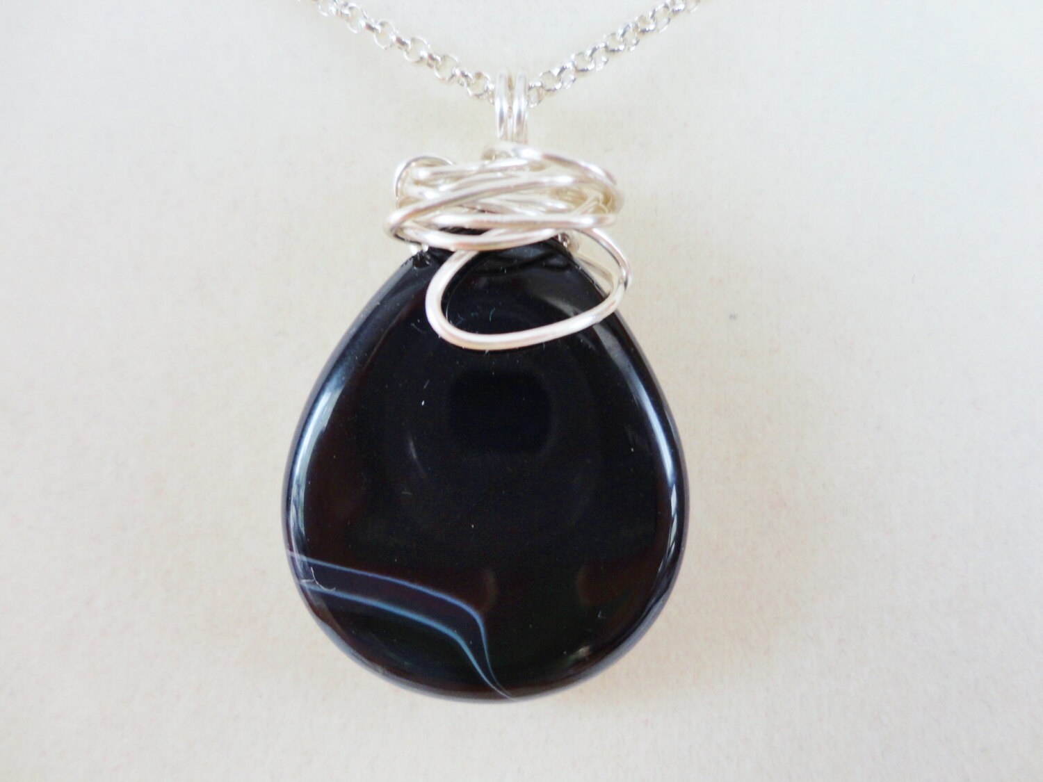Edelsteinanhänger, Umwickelter Stein, Schwarze Steinkette, Geschenkartikel, Tränenabschste, Silberanhänger, Boho-Stil, Großer Uniue-Geschenk Edelsteinanhänger, Umwickelter Stein, Schwarze Steinkette, Geschenkartikel, Tränenabschste, Silberanhänger, Boho-Stil, Großer Uniue-Geschenk von CopperTulipDesigns