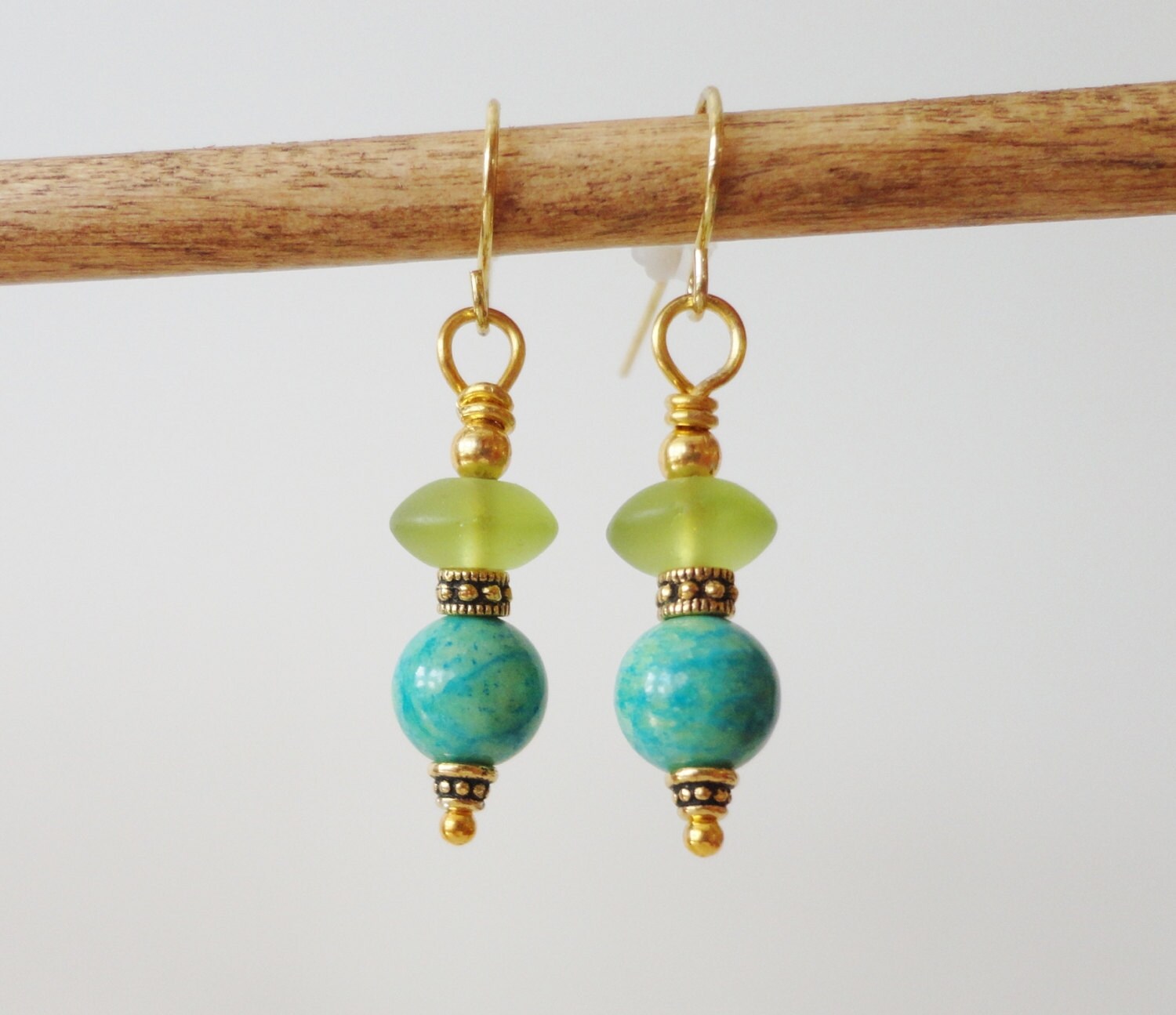 Grüne Ohrringe, Türkisfarbene Strandohrringe, Strandschmuck, Geschenkartikel, Aqua-Ohrringe, Aqua-Schmuck, Goldschmuck Grüne Ohrringe, Türkisfarbene Strandohrringe, Strandschmuck, Geschenkartikel, Aqua-Ohrringe, Aqua-Schmuck, Goldschmuck von CopperTulipDesigns