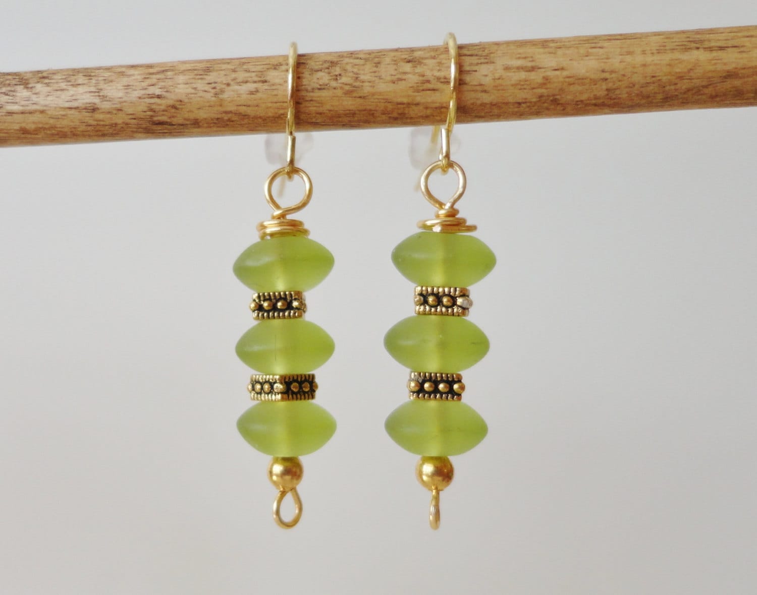 Grünes Meer Glas, Grüne Ohrringe, Geschenkartikel, Gold Strand Schmuck, Ohrringe Grünes Meer Glas, Grüne Ohrringe, Geschenkartikel, Gold Strand Schmuck, Ohrringe von CopperTulipDesigns