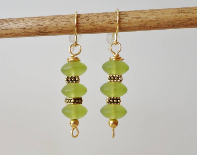 Grünes Meer Glas, Grüne Ohrringe, Geschenkartikel, Gold Strand Schmuck, Ohrringe Grünes Meer Glas, Grüne Ohrringe, Geschenkartikel, Gold Strand Schmuck, Ohrringe von CopperTulipDesigns