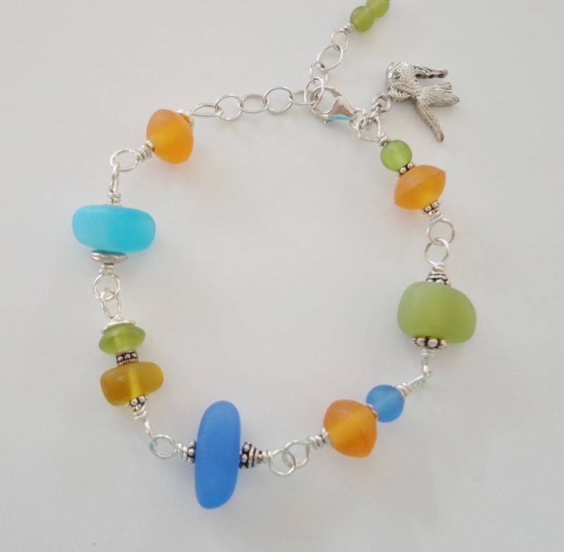 Meeresglas-Armband, Aquaststein, Mutli-Farbiges Armband, Silbernes Fischcharme, Geschenk Für Sie, Orangenperlen, Strandarmband Meeresglas-Armband, Aquaststein, Mutli-Farbiges Armband, Silbernes Fischcharme, Geschenk Für Sie, Orangenperlen, Strandarmband von CopperTulipDesigns