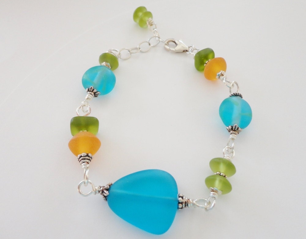 Meeresglas-Armband, Aquaststein, Mutli-Farbiges Armband, Silbernes Geschenkideen, Strandarmband, Strandhochzeit Meeresglas-Armband, Aquaststein, Mutli-Farbiges Armband, Silbernes Geschenkideen, Strandarmband, Strandhochzeit von CopperTulipDesigns