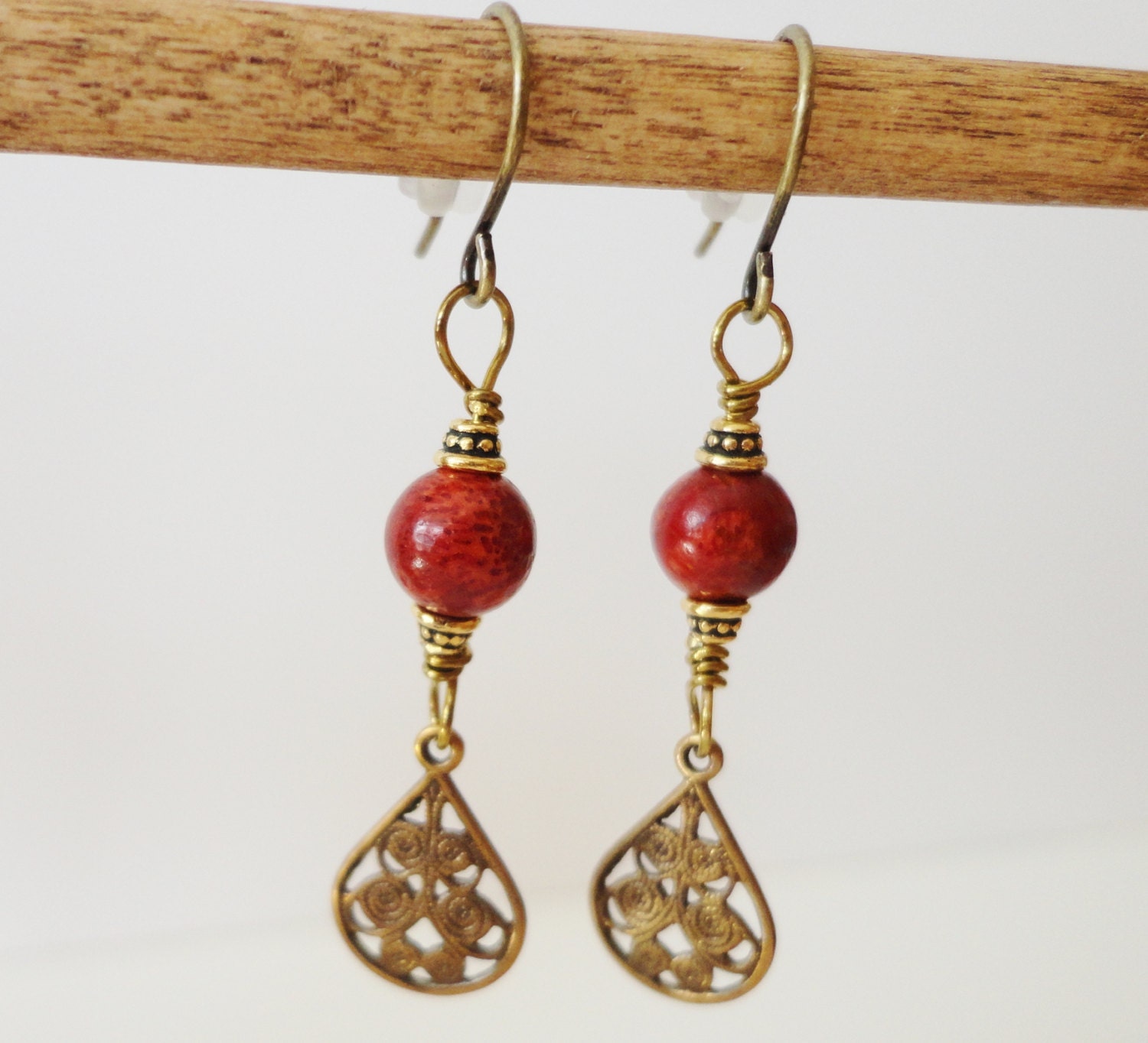 Rote Ohrringe, Korallenschmuck, Ohrstöpsel, Boho-stil, Einzigartige, Rote Korallenohrringe, Goldene Gealterter Messingschmuck Rote Ohrringe, Korallenschmuck, Ohrstöpsel, Boho-stil, Einzigartige, Rote Korallenohrringe, Goldene Gealterter Messingschmuck von CopperTulipDesigns