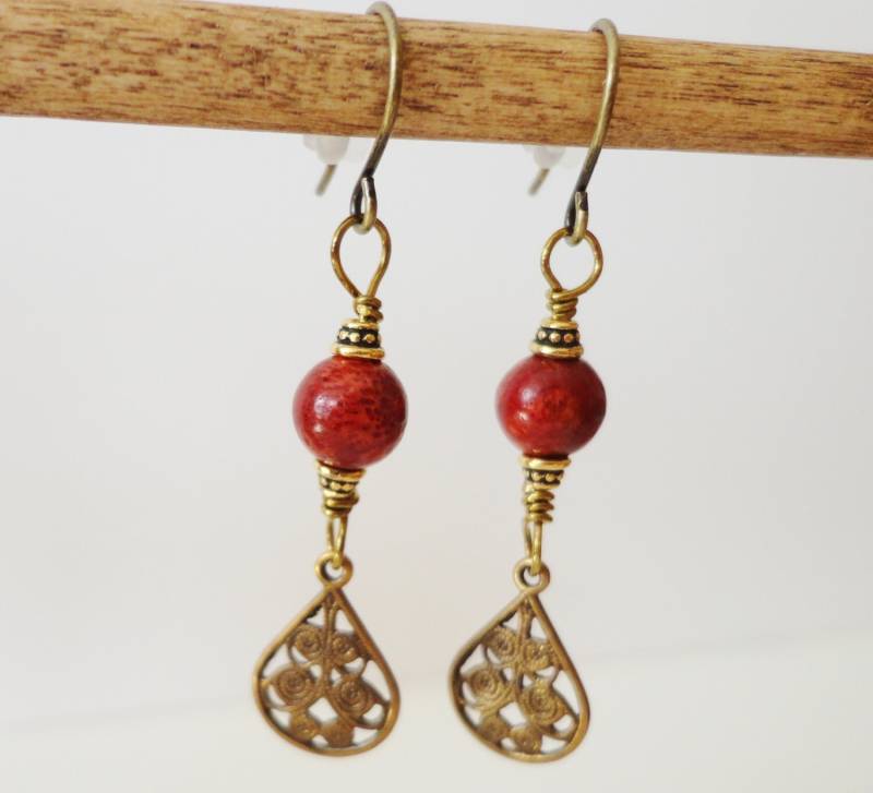Rote Ohrringe, Korallenschmuck, Ohrstöpsel, Boho-stil, Einzigartige, Rote Korallenohrringe, Goldene Gealterter Messingschmuck von CopperTulipDesigns