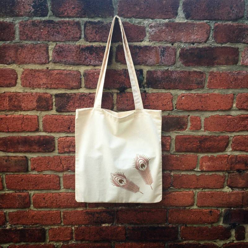 Handgemachte Pfauenfeder Tragetasche/Shopper Büchertasche - Schultertasche Aus 100% Baumwolle Mit Einzigartigem Feder-Design Handgemachte Pfauenfeder Tragetasche/Shopper Büchertasche - Schultertasche Aus 100% Baumwolle Mit Einzigartigem Feder-Design von CopperandCloth58