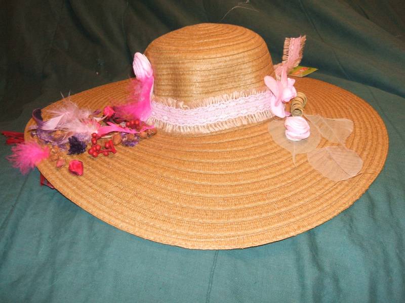 Breite Krempende Natürliche/Tan Farbige Nkhut Mit Rosa, Lila, Rot Und Weißen Bändern, Blumen Federn, Für Partys Oder Lässig Breite Krempende Natürliche/Tan Farbige Nkhut Mit Rosa, Lila, Rot Und Weißen Bändern, Blumen Federn, Für Partys Oder Lässig von Coppercourser