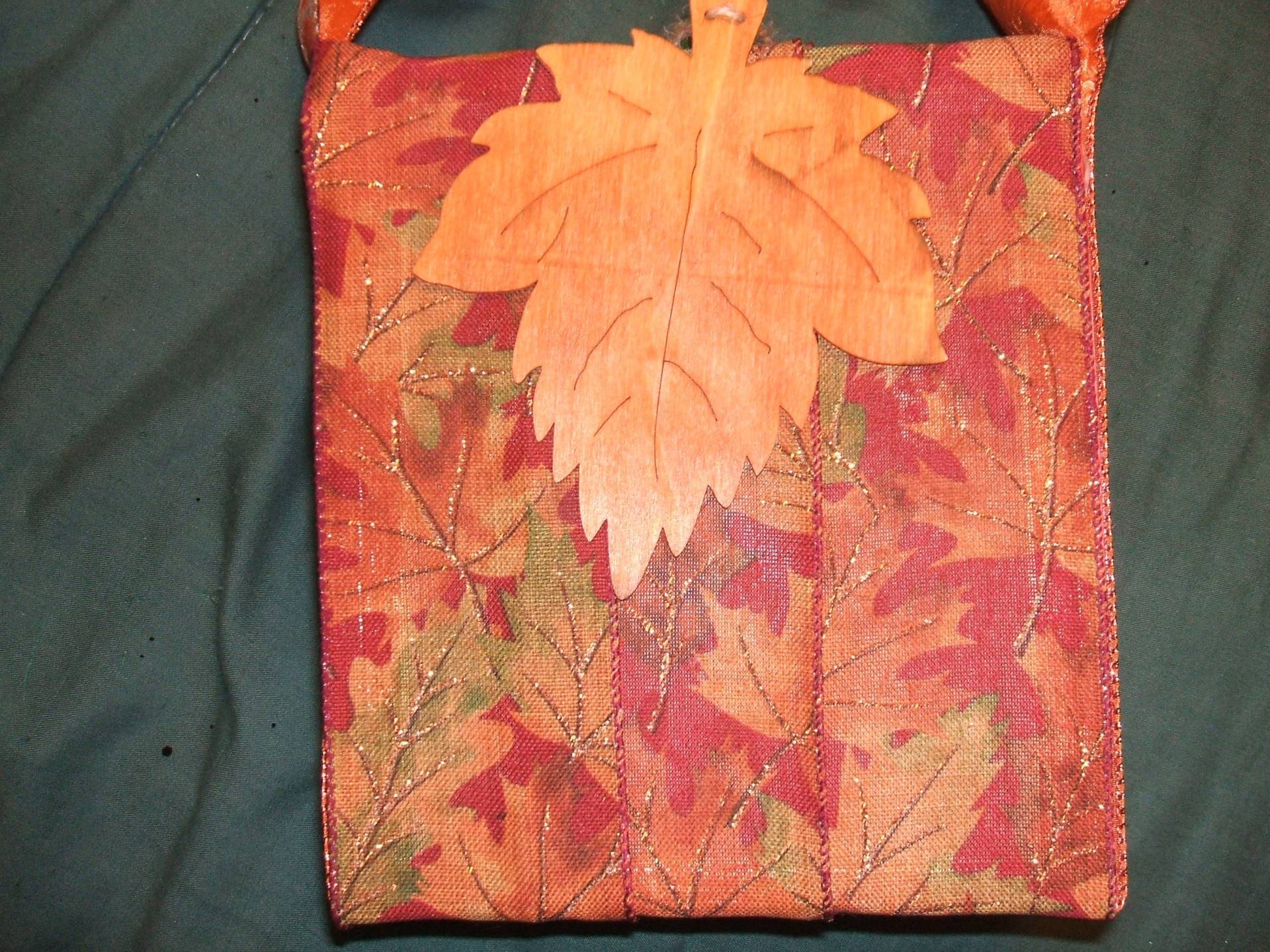 Herbst Ernte Zigarre Box Geldbörse. Ahorn Blätter Motiv, Ahornblatt Ornament Herbst Ernte Zigarre Box Geldbörse. Ahorn Blätter Motiv, Ahornblatt Ornament von Coppercourser