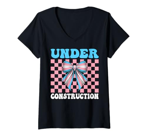 Damen Under Construction Lustige Transgender Trans Pride Flagge LGBTQ T-Shirt mit V-Ausschnitt Damen Under Construction Lustige Transgender Trans Pride Flagge LGBTQ T-Shirt mit V-Ausschnitt von Coquette Bow Transgender Trans Pride LGBTQ Gifts