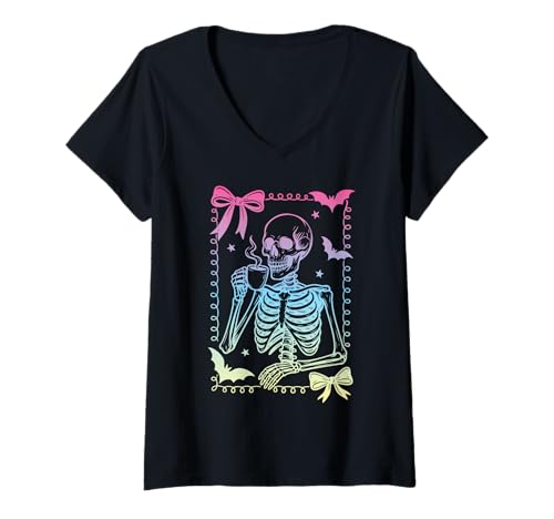 Damen Kokette Schleife Skelett Kaffee Pastell-Goth Hexenmädchen T-Shirt mit V-Ausschnitt Damen Kokette Schleife Skelett Kaffee Pastell-Goth Hexenmädchen T-Shirt mit V-Ausschnitt von Coquette Bows Boo-Jee Y2K Pastel Goth Witch Girls