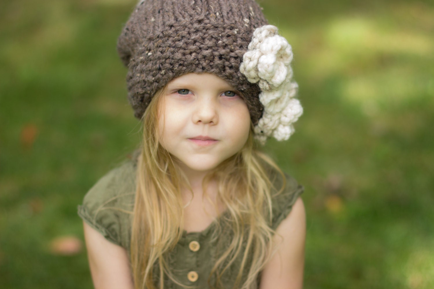 Slouchy Hat Mit Strukturierter Strickkrempe, Blumen Und Gestreifter Rückseite Slouchy Hat Mit Strukturierter Strickkrempe, Blumen Und Gestreifter Rückseite von CorabelleandBree
