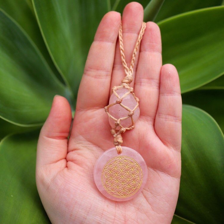 Verstellbare Rosenquarz Blume Des Lebens Makramee Halskette von CoralAcaciaJewels