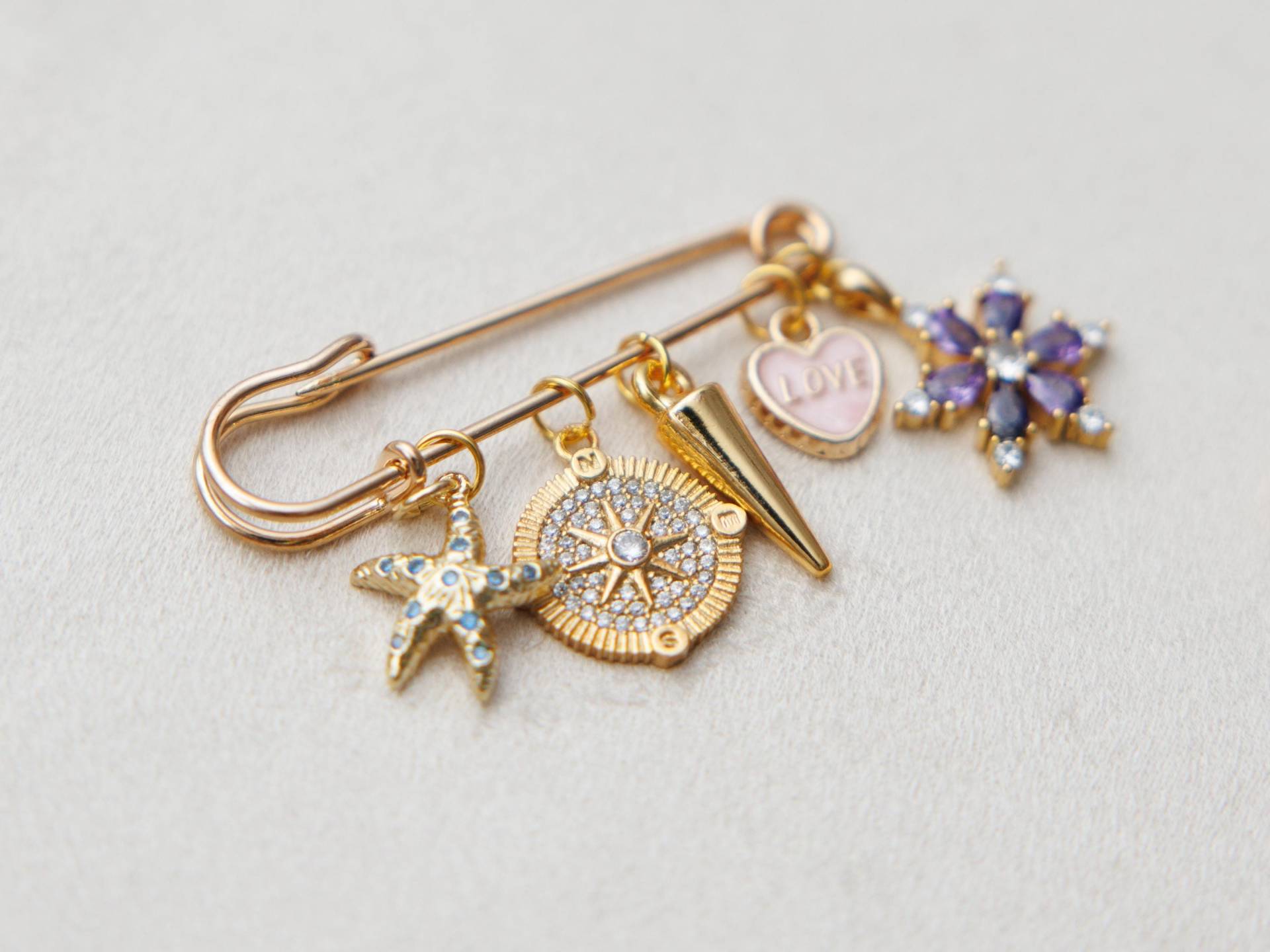 Custom Charm Brosche Für Keychain Handtasche Schmuck Rucksack Sneakers Schals Custom Charm Brosche Für Keychain Handtasche Schmuck Rucksack Sneakers Schals von CoralCharmLab