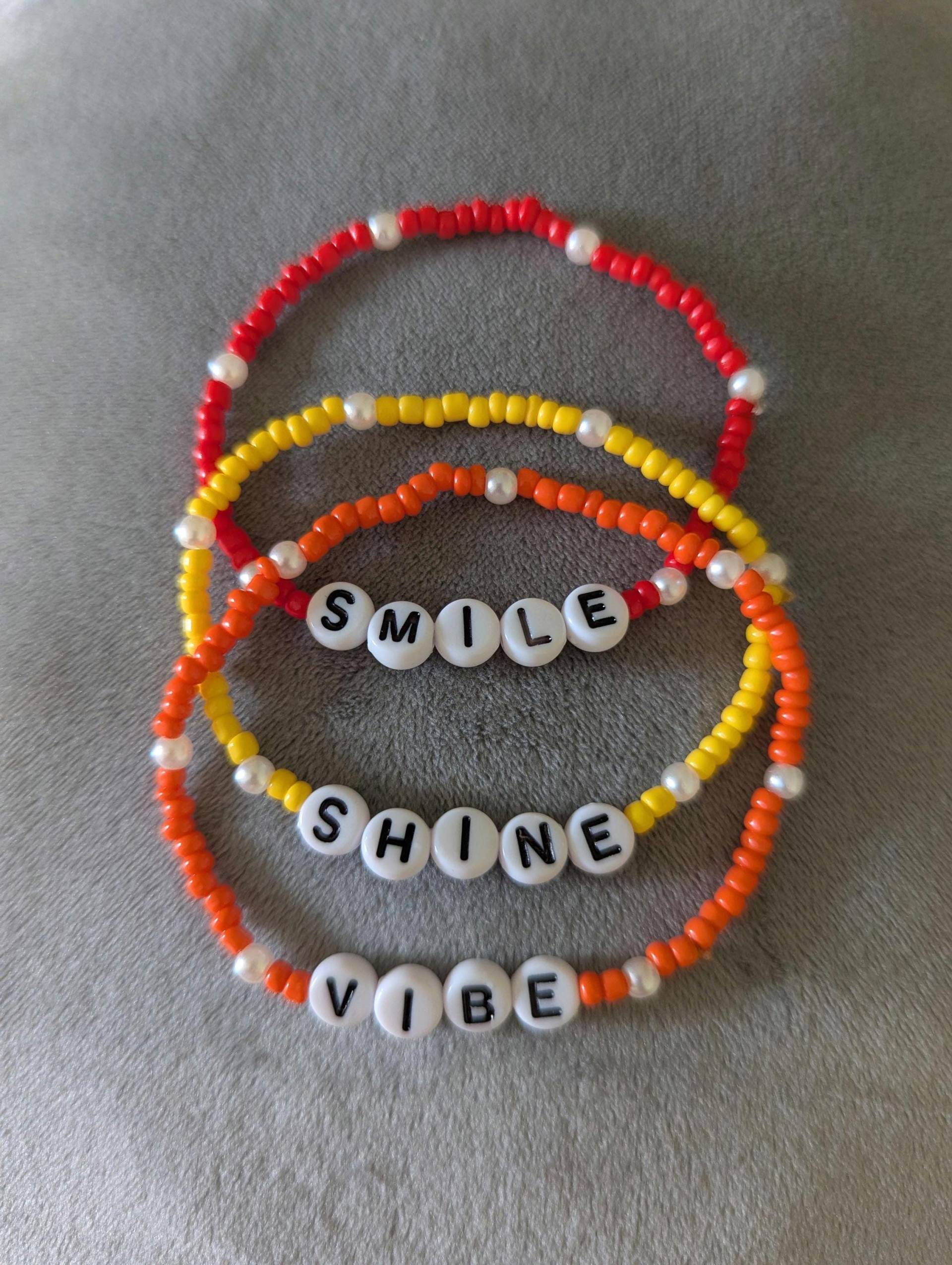 Sunshine Vibes - Armband-Set Mit Smile, Shine & Vibe Sunshine Vibes - Armband-Set Mit Smile, Shine & Vibe von Coralinsa