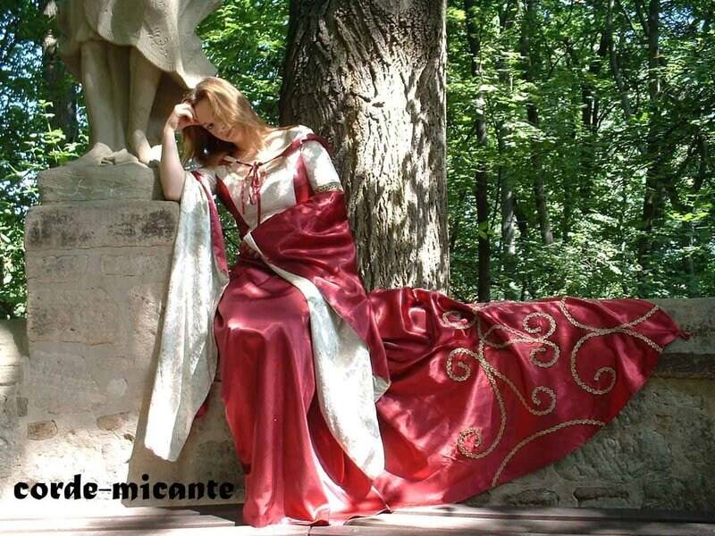 Mittelalter Brautkleid in Rubinrot Mittelalter Brautkleid in Rubinrot von CordeMicanteBraut