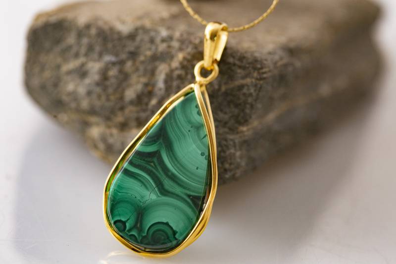 Malachit & Gold. Designer Anhänger. Einzigartiger Fassung Aus Sterling Silber. Mit 14 Ct Gold Überzogen. Handgemachte Künstlerisch Malachit & Gold. Designer Anhänger. Einzigartiger Fassung Aus Sterling Silber. Mit 14 Ct Gold Überzogen. Handgemachte Künstlerisch von CordisArt