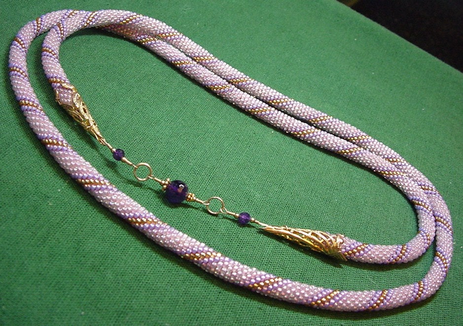 Gehäkelte Amethyst Halskette, Langes Seil, Häkelkette, Geschenk Für Sie, Rosa Und Gold, Einzelstück | #301 von CordochoreaCreations
