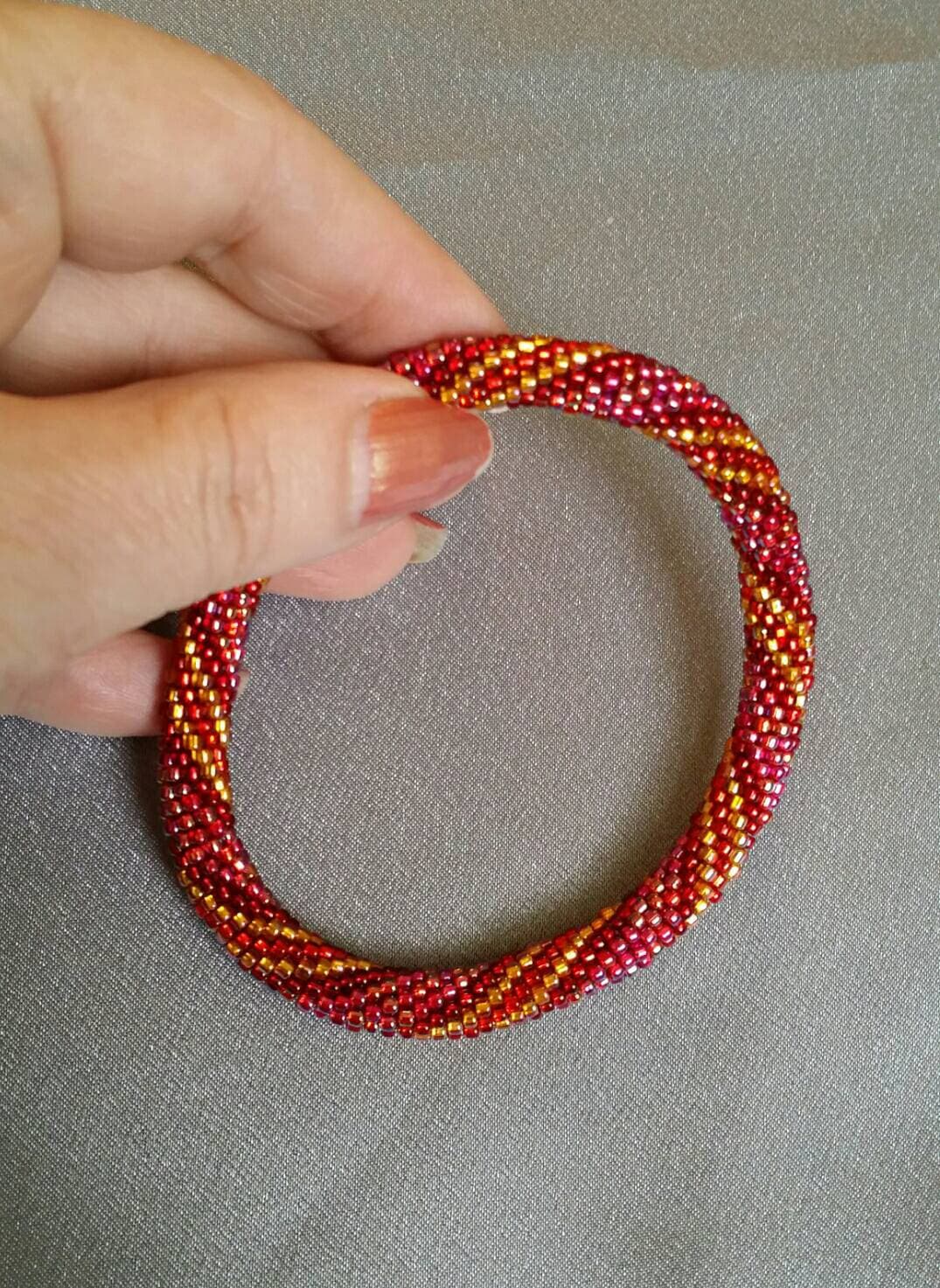 Gehäkeltes Perlenarmband Rot & Gold, 19 cm Gehäkeltes Perlenarmband Rot & Gold, 19 cm von CordochoreaCreations
