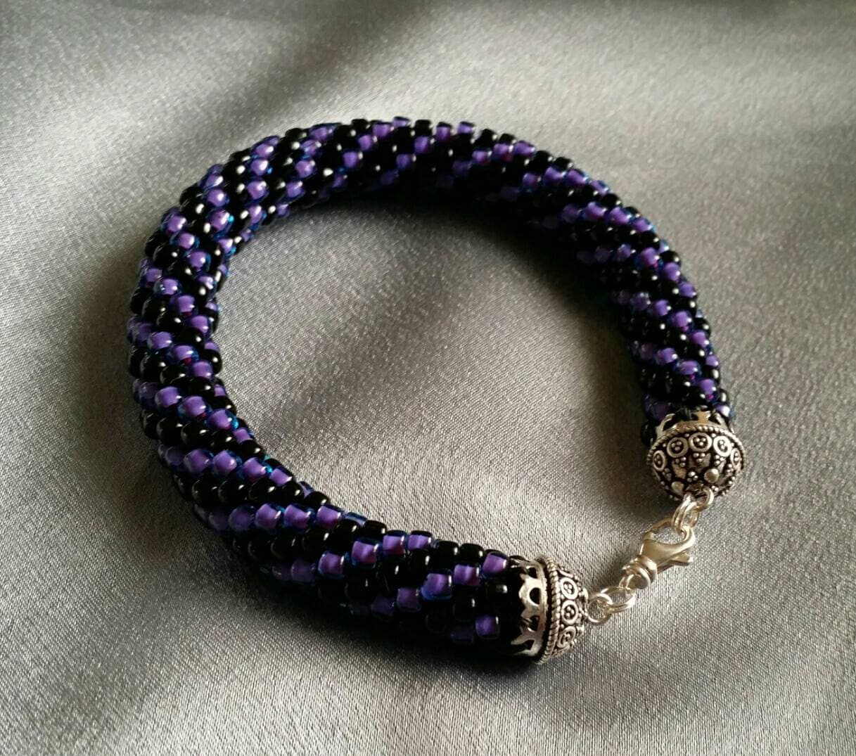 Gehäkeltes Perlenarmband Sterling Silber Mit Violetten Schwarzen Perlen, 24 cm Gehäkeltes Perlenarmband Sterling Silber Mit Violetten Schwarzen Perlen, 24 cm von CordochoreaCreations